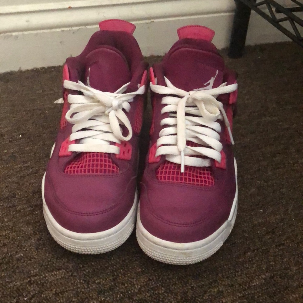 These are the retro g 4s. There a size 6.5 in womens and 4.5 in mens.